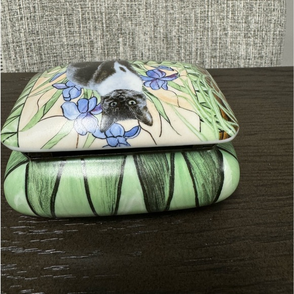 Persia Clayton Weirs Dresser Box. Licensed by Wild Wings. Hinged top. (13-O) - Picture 5 of 8